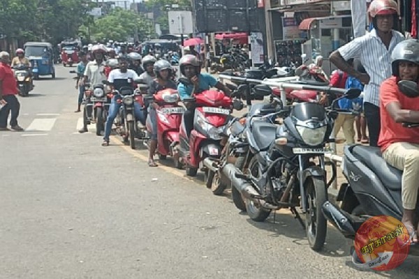 வவுனியாவில் தொடரும் எரிபொருள் வரிசை!