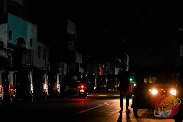 இலங்கையில் தீடிரென இருளில் மூழ்கிய பல முக்கிய பகுதிகள்!