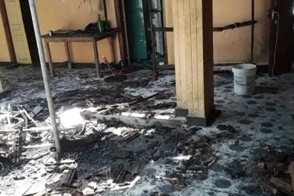 யாழில் வீடுபுகுந்து அராஜகம் ; இளைஞர் வைத்தியசாலையில்