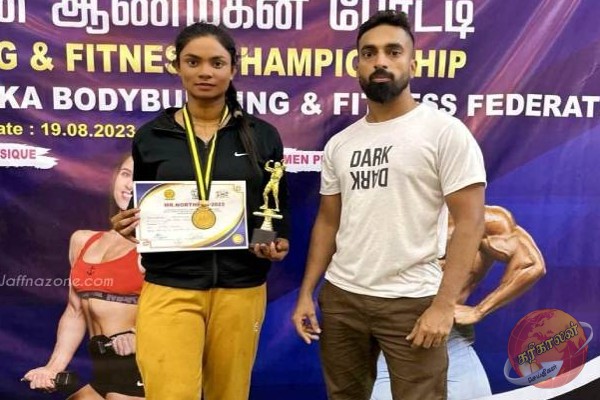 யாழில் அனைவரது கவனத்தை ஈர்த்த வவுனியா குடும்பப் பெண்!