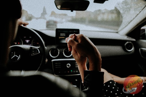 இலங்கையில் காருக்குள் சிக்கி இளம் தம்பதியின் மோசமான செயல் அம்பலம் – அதிர்ச்சியில் பொலிஸார்