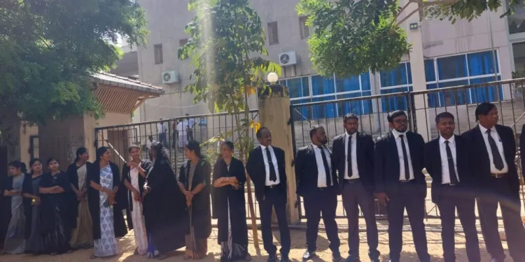 யாழ்.நீதிமன்ற முன்றலில் இன்று (வெள்ளிக்கிழமை) சட்டத்தரணிகளால் போராட்டமொன்று முன்னெடுக்கப்பட்டுள்ளது.Karihaalan News