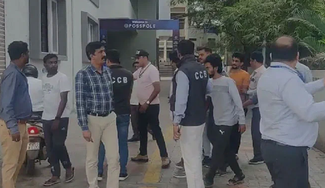 தமிழீழ விடுதலைப் புலிகளுடன் தொடர்புடைய சந்தேகத்தின் பேரில் இலங்கையைச் சேர்ந்த மூவர் இந்தியாவில் கைது செய்யப்பட்டுள்ளனர்.Karihaalan.News