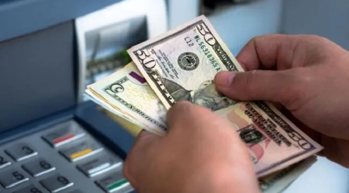 அமெரிக்க டொலருக்கு நிகரான இலங்கை ரூபாயின் பெறுமதி சற்று குறைந்துள்ளது.karihaalan News