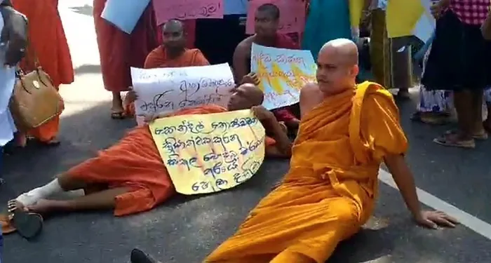 எதிர்ப்புத் தெரிவித்து பௌத்த பிக்குகளால் இன்று போராட்டமொன்று முன்னெடுக்கப்பட்டது. Karihaalan News