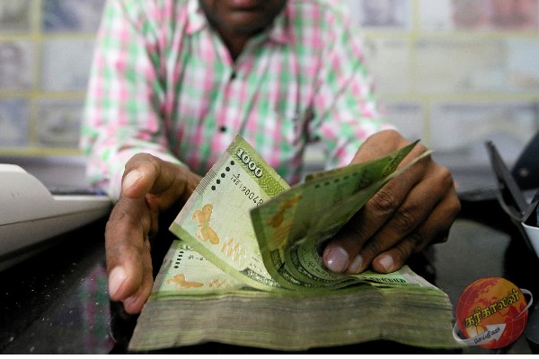 வெளிநாட்டு ஆசையால் பெரும் தொகையை இழந்த யாழ்ப்பாண ஆசிரியர்; கம்பி எண்ணும் நபர்