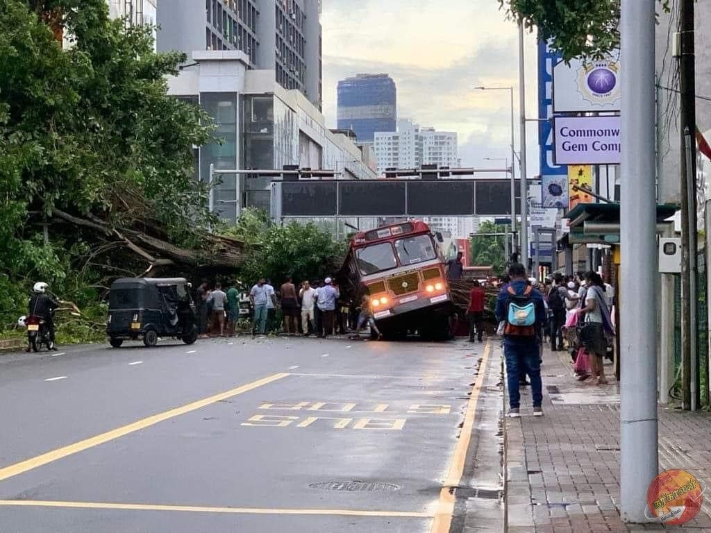 கொழும்பில் கோர விபத்து – பாடசாலை மாணவர்கள் ஐவர் பலி – பலர் படுகாயம்