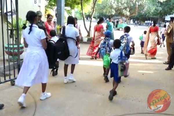 தமிழர் பகுதியில் ஆசிரியரை தேடிச் சென்று வாழ்த்திய மாணவர்கள்!