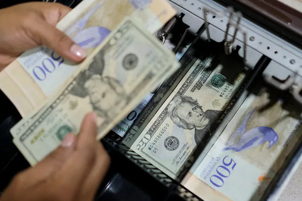 வெளிநாடு ஒன்றில் 260 கோடியுடன் வங்கிக்கு சென்ற தமிழரால் பொலிஸார் அதிர்ச்சி!