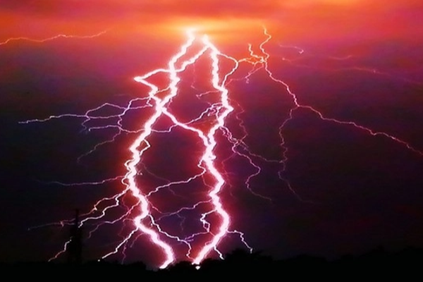 வைத்தியசாலையை தாக்கிய மின்னல்; பல உபகரணங்கள் சேதம்!