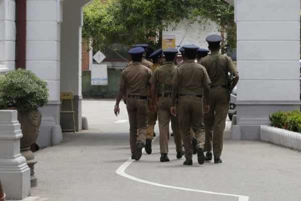 யாழில் பொலிஸார் மீது தாக்குதல்!