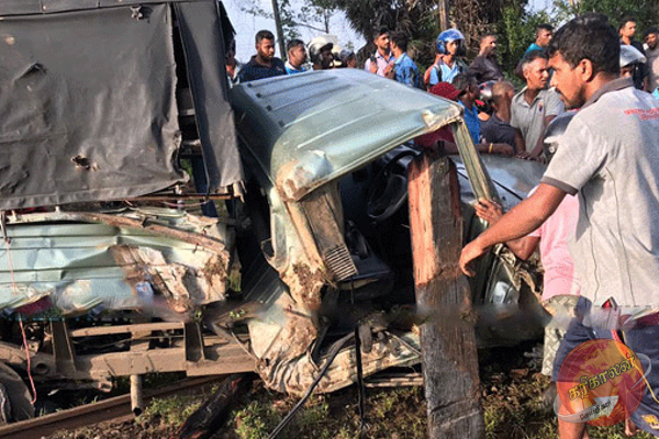 ரயிலுடன் விபத்தை தடுக்க வாகனத்தில் இருந்து பாய்ந்த சாரதி