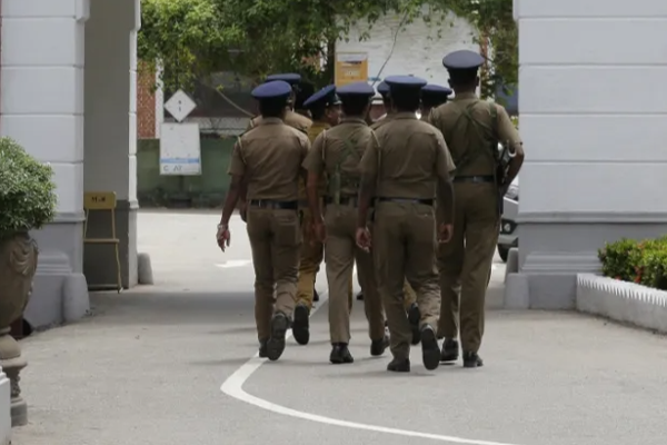 சிறுநீர் கழித்த பொலிஸ் பரிசோதகர் மீது கொலை வெறித்தாக்குதல்!