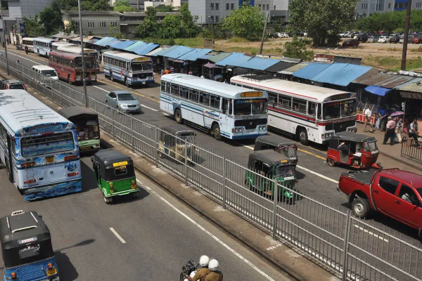 கொழும்பு பதுளை பிரதான வீதியில் கோர விபத்து; 27 பேர் காயம்