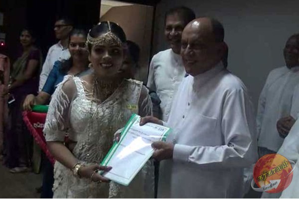 திருமண கோலத்தில் ஆசிரியை நியமனம் பெற்ற யுவதி!