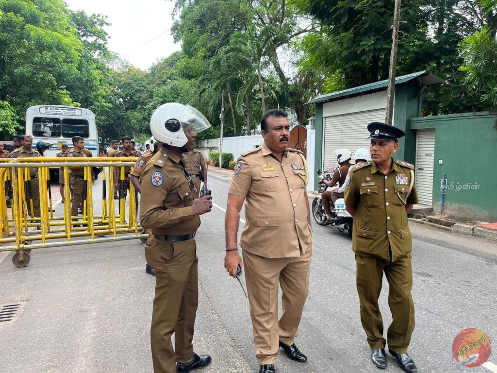 மைத்திரியின் வீட்டிற்கு முன்னால் குவிக்கப்பட்ட பொலிஸார்