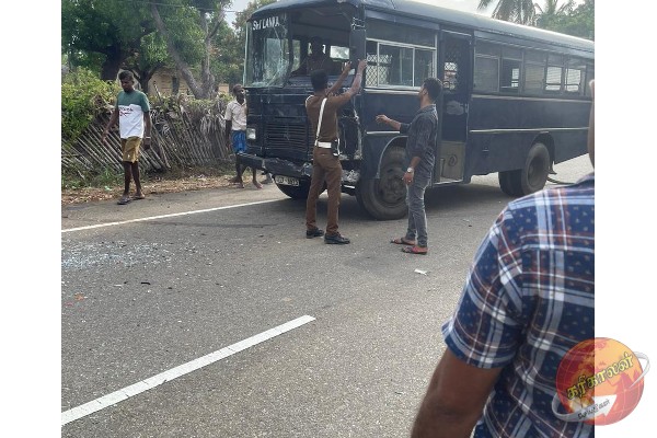 யாழில். கைதிகளை சிறைச்சாலைக்கு அழைத்து சென்ற பேருந்து விபத்து