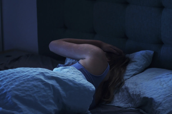 பதின்ம வயது மகளை தகாதமுறையில் படம் பிடித்த தாய்; தமிழர் பகுதியில் சம்பவம்