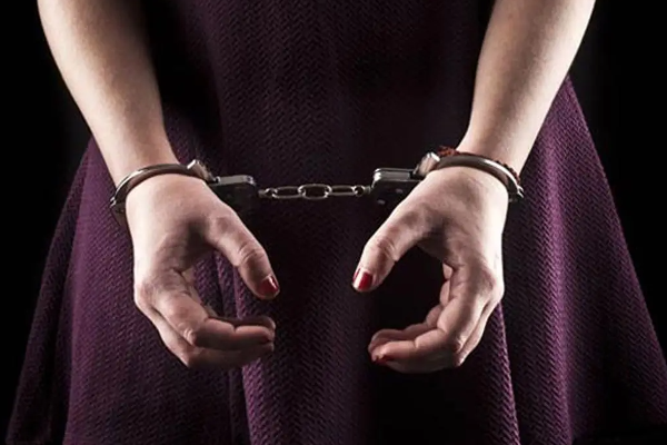 மோசமான செயலில் ஈடுபட்ட யுவதி; பொலிஸாருக்கு காத்திருந்த அதிர்ச்சி