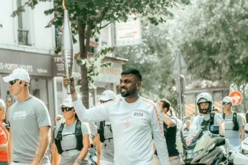 ஒலிம்பிக் சுடரை ஏந்திய தர்ஷன் செல்வராஜாவின் வீதி வரவேற்பில் பங்கேற்கும் ஈழத் தமிழர்கள்!