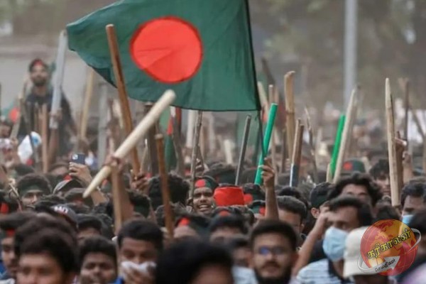 பங்களாதேஸில் வன்முறையாக மாறிய போராட்டம்! 17 பேர் பலி – 100இற்கும் மேற்பட்டோர் காயம்