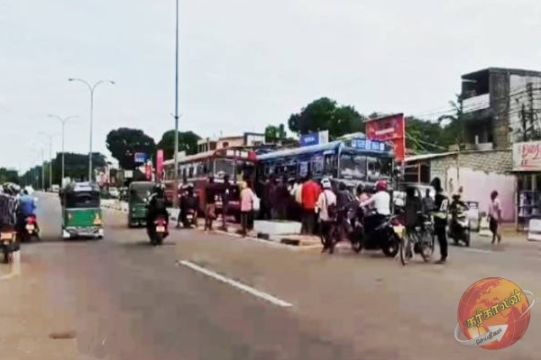 கிளிநொச்சியில் அரச, தனியார் பேருந்துகளால் அவதியடையும் மக்கள்!