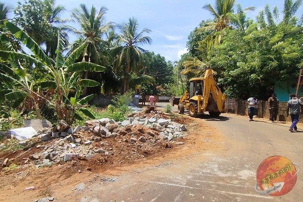 யாழில் அனுமதியின்றி கட்டப்பட்ட மதில்கள் இடித்தழிப்பு; பிரதேச சபை அதிரடி!