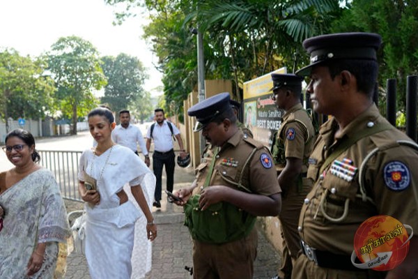 வாக்காளர்கள் இவற்றில் ஒன்றுடன் செல்லுங்கள் !