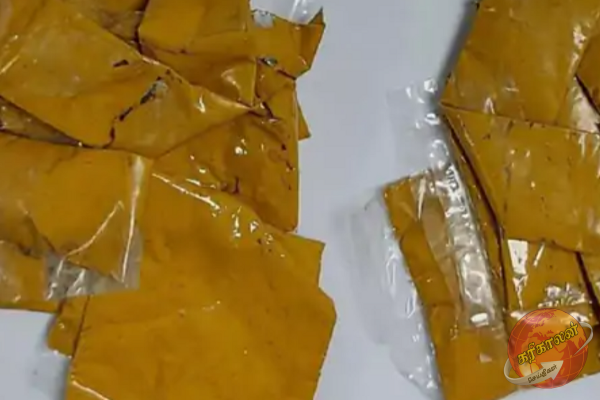 ஆசனவாயில் வைத்து தங்கம் கடத்திய இலங்கையர்கள்!