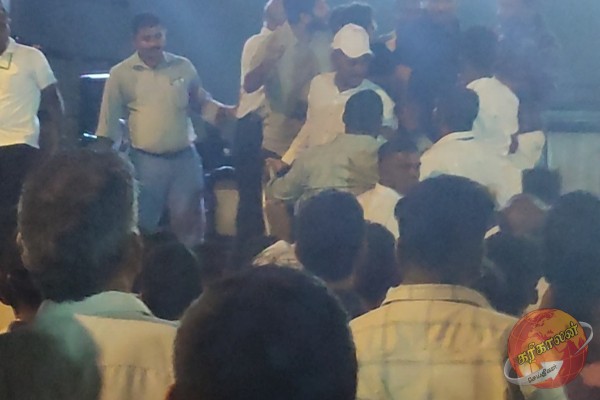 அரசியல் மேடையில் இரு குழுக்களுக்கிடையில் மோதல்