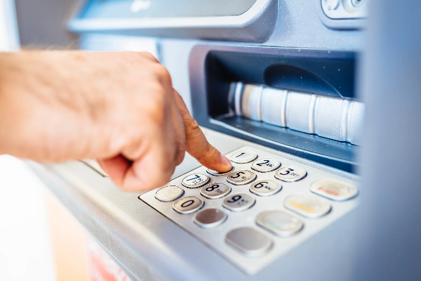 மக்கள் வங்கி ATM இல் பணமெடுத்த பெண்ணுக்கு காத்திருந்த அதிர்ச்சி!