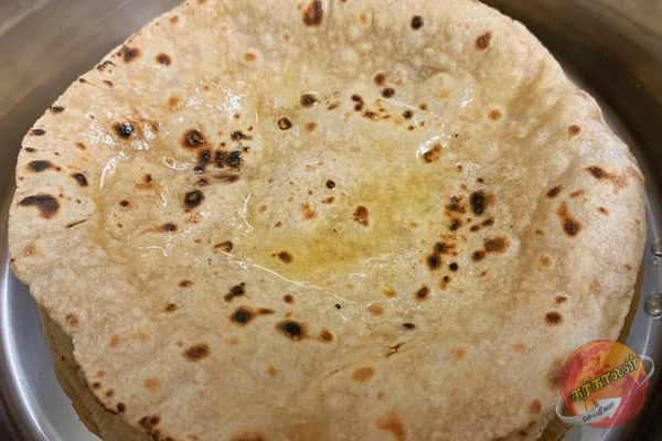 சப்பாத்தி சுடும் போது அதில் நெய் தடவுவதன் அவசியம் என்ன? இது தெரியாமல் இருக்காதீங்க