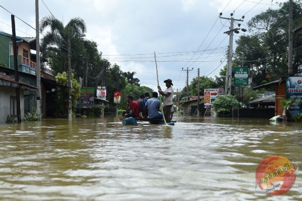 வெள்ளத்தில் அடித்துச் செல்லப்பட்ட சொகுசு கார்
