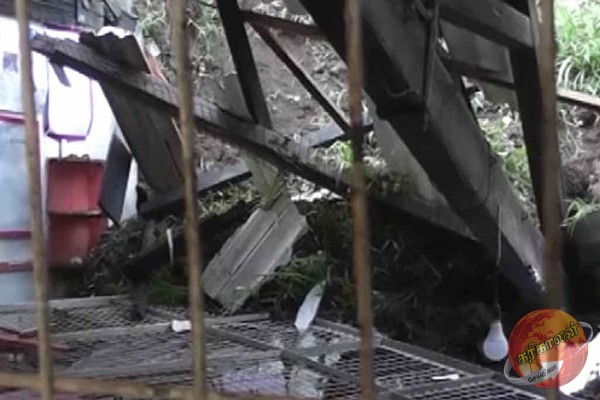 கடும் மழையால் இடிந்து வீழ்ந்த பிரபல பாடசாலை தடுப்பு சுவர்; ஆபத்தான நிலைமையில் பல வகுப்புக்கள்