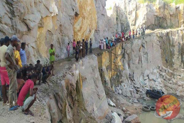 60 அடி ஆழமான குழிக்குள் பாய்ந்த கார்! குடும்பஸ்தர் பரிதாபமாக உயிரிழப்பு
