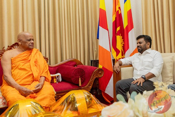 மகாநாயக்க தேரர்களை சந்தித்து ஆசிர்வாதம் பெற்ற ஜனாதிபதி அநுர