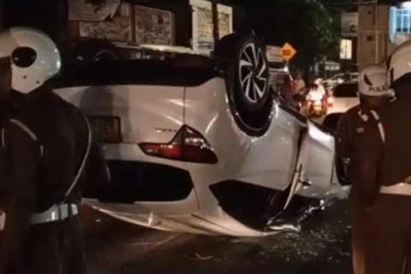 வீதியைவிட்டு விலகிய கார்; மூவருக்கு நேர்ந்த கதி