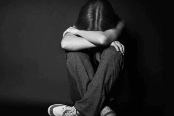 சகோதரன் மற்றும் மனைவியின் செயலால் 19 வயது யுவதி உயிர்மாய்ப்பு; தவிப்பில் பெற்றோர்