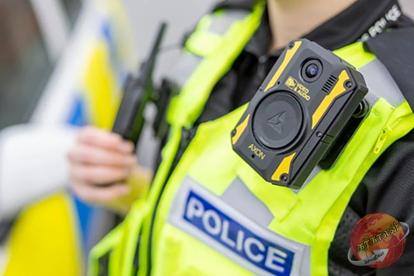 பொலிஸ் உத்தியோகத்தர்களின் உருட்டுபிரட்டை கண்டறிய கேமரா ஜாக்கெட்!