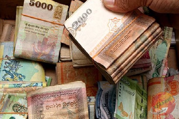 யாழில் பண மோசடியில் ஈடுபட்ட அரச அதிகாரி பணியிடை நீக்கம்