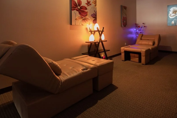 மசாஜ் நிலையத்தில் ‘மன்னா’ புகுந்து அட்டகாசம்