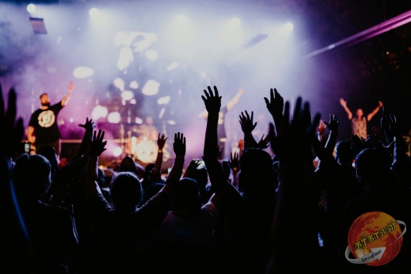 கலவரத்தில் முடிந்த இசை நிகழ்ச்சி