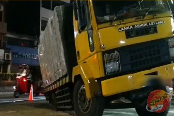 வீதியில் புதைந்த பார ஊர்தி! வௌ்ளவத்தையில் சம்பவம்