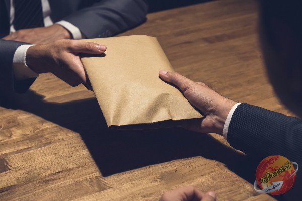 போக்குவரத்து திணைக்களத்தின் பிரதி ஆணையாளர் உள்ளிட்ட மூவருக்கு விளக்கமறியல்