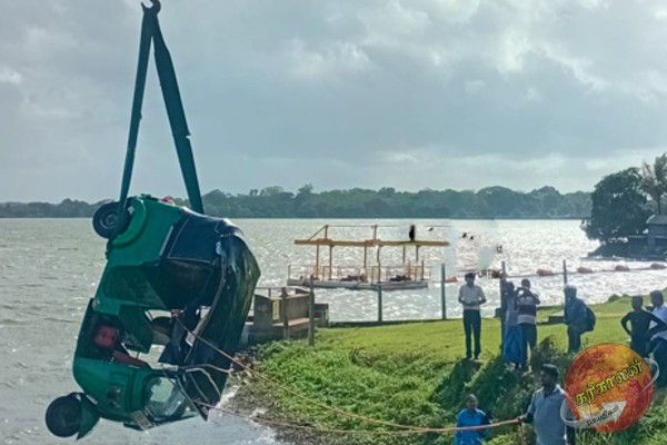 சுழன்றடித்த காற்றால் தூக்கி வீசப்பட்ட முச்சக்கர வண்டி