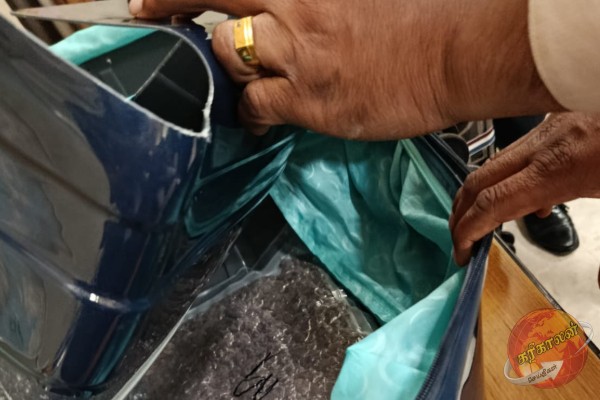 விமான நிலையத்தில் பொதியில் இருந்த பொருளால் அதிர்ச்சியில் அதிகாரிகள்!