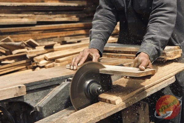 மர அரிவு இயந்திரத்தினுள் சிக்கி குடும்பஸ்தர் பலி; யாழில் துயரம்