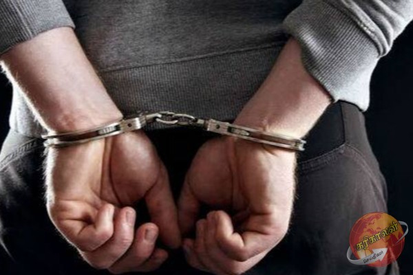 கிளிநொச்சியில் வாக்களிப்பு நிலையத்திற்கு வாளுடன் வந்த இளைஞர்கள்