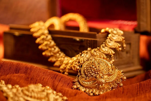 குறைந்த தங்கம் விலை….. நகை பிரியர்கள் மகிழ்ச்சி