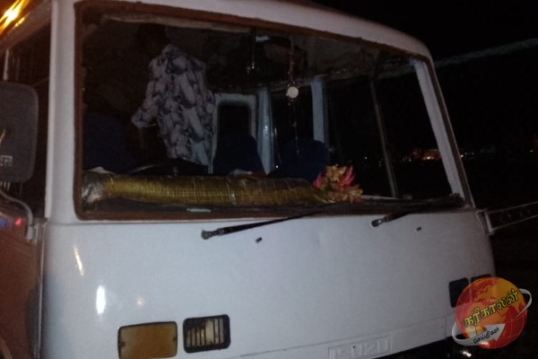 யாழிலிருந்து தென்னிலங்கை சென்ற சுற்றுலா பேருந்தின் மீது தாக்குதல்